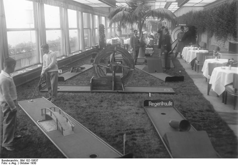 geschichtliches Bundesarchiv Bild 102 10637 Berlin Golfplatz auf dem Dach des Eden Hotels
